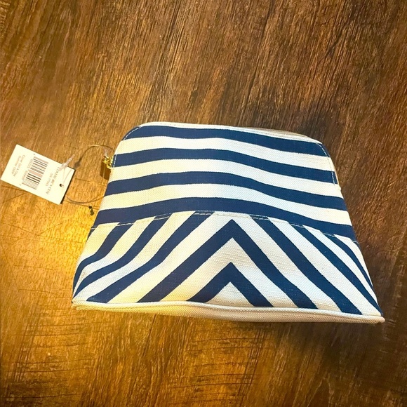 Cover girl and Olay summer makeup bag. - Picture 2 of 3